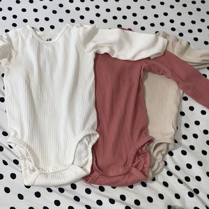 H&M Ribbed Bodysuits 12-18 months